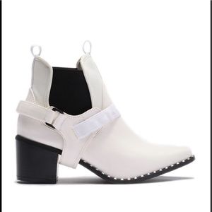 Cape Robbin
Hotshot Buckle Chelsea Boot
